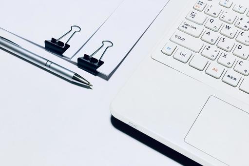 ビジネスイメージ 書類作成 モノトーン ビジネスイメージ 書類作成 モノトーン ビジネスイメージ,モノトーン,モノクロームの写真素材