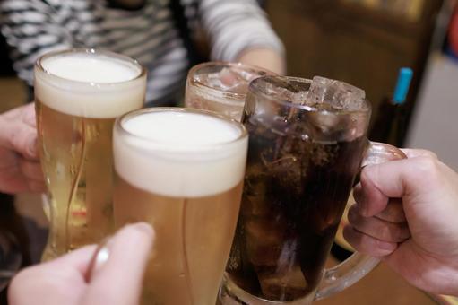ビールとサワーで乾杯をする ビールとサワーで乾杯をするの写真