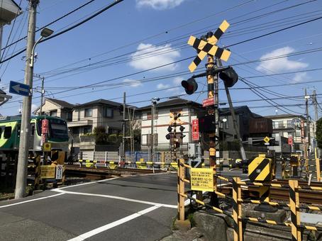 遮断機が下りている踏切(大田区南馬込) 遮断機が下りている踏切(大田区南馬込) 鉄道,踏切,踏み切りの写真素材