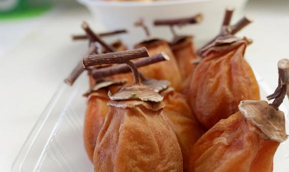 調理台の上の干し柿　2 干し柿,スイーツ干し柿,柿の写真素材