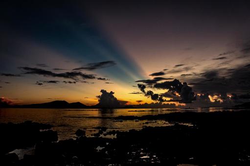 <素材>夏の雨の夕暮れの海の風景” <素材>夏の雨の夕暮れの海の風景” 海,夕焼け,夕方の写真素材