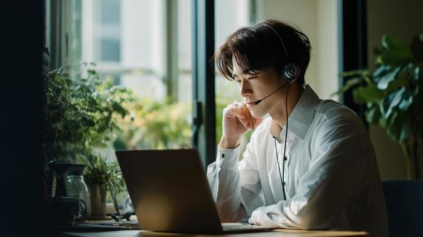 リモートワークで会議に参加するの写真