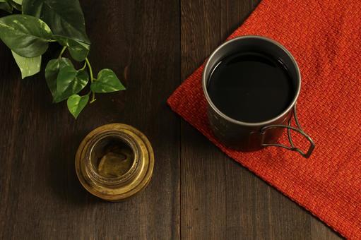コーヒーとランタンの風景 コーヒーとランタンの風景 コーヒー,ブラックコーヒー,金属カップの写真素材