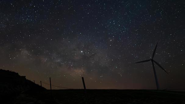 星風を紡ぐ銀河の旋律 星風を紡ぐ銀河の旋律 風力発電機,天の川,星空の写真素材