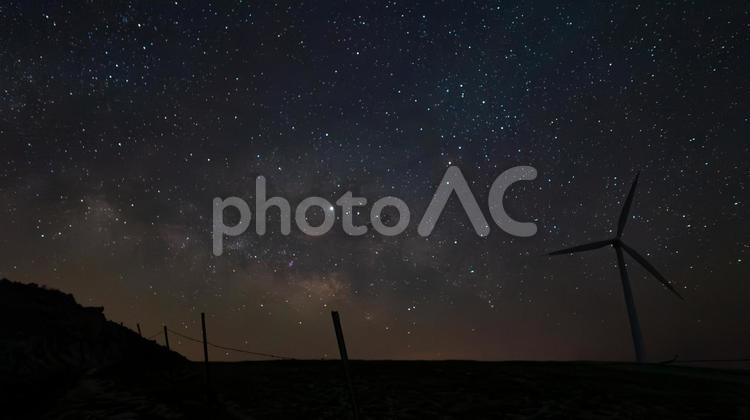 星風を紡ぐ銀河の旋律 風力発電機,天の川,星空の写真素材