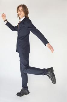 片足を上げたポーズのスーツの男性 男性,外国人,欧米人の写真素材
