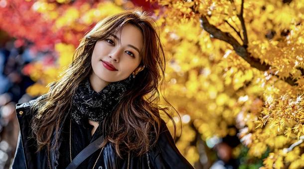 紅葉を背景に微笑む上品な若い女性 紅葉を背景に微笑む上品な若い女性の写真