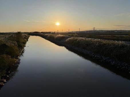 初冬の夕日 夕焼け,シルエット,11月の写真素材