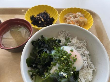わかめを載せた釜揚げしらす丼の定食 わかめを載せた釜揚げしらす丼の定食 わかめ,しらす,しらす丼の写真素材