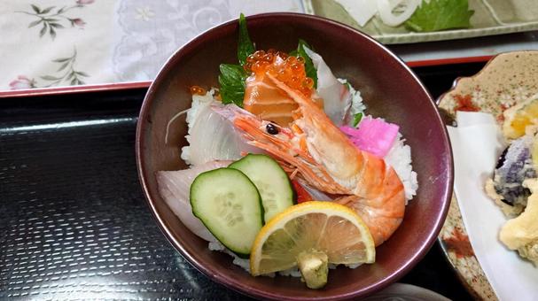 Photo, bowl of rice topped with sashimi, cool, seafood, 
