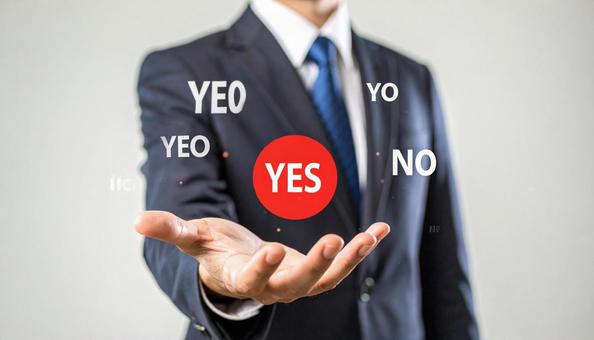 イエス! 「YES」を選ぶビジネスマン イエス! 「YES」を選ぶビジネスマンの写真