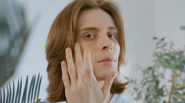 目元をスキンケアするカメラ目線の男性 男性,外国人,欧米人の写真素材