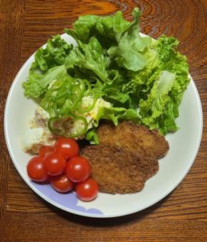 白身魚フライとポテトサラダとトマトなど1 白身魚フライとポテトサラダとトマトなど1の写真