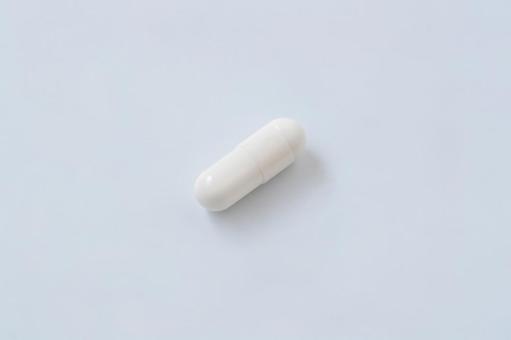 白い背景に錠剤カプセル薬 白い背景に錠剤カプセル薬 薬,カプセル,錠剤の写真素材