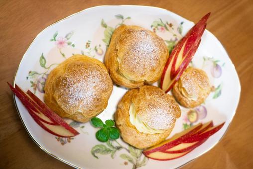 粉砂糖をまとったシュークリーム シュークリーム,カスタードクリーム,スイーツの写真素材