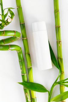 スパイラルバンブーとプラスチック製の化粧水ボトルのモックアップ スパイラルバンブーとプラスチック製の化粧水ボトルのモックアップの写真