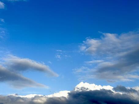 白い雲と黒い雲 青空,空,雲の写真素材