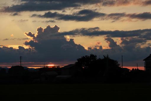 夕日に照らされる雲の写真