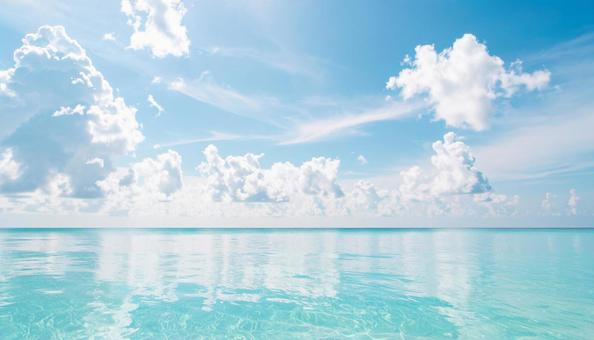 夏の空と穏やかな海辺の風景 夏の空と穏やかな海辺の風景の写真