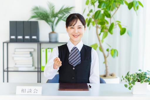 受付のビジネスウーマン 受付,女性,笑顔の写真素材