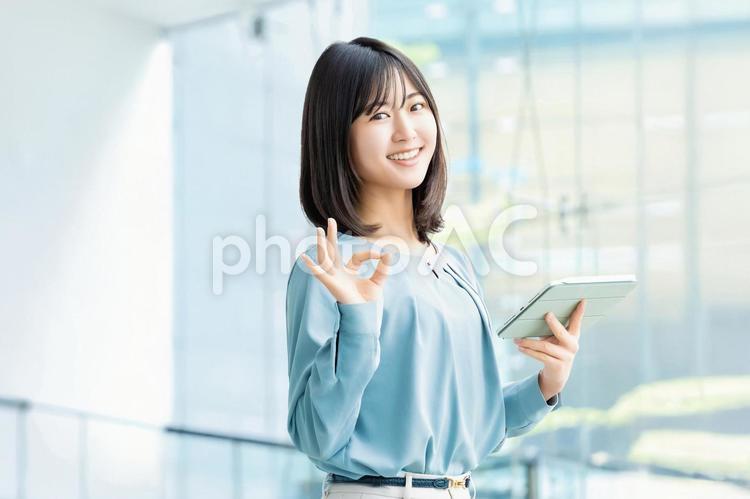 OKポーズをする女性・ビジネスウーマン 女性,ok,笑顔の写真素材