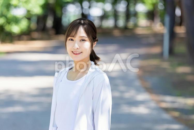 スポーツウェアを着て微笑む女性 女性,スポーツ,運動の写真素材