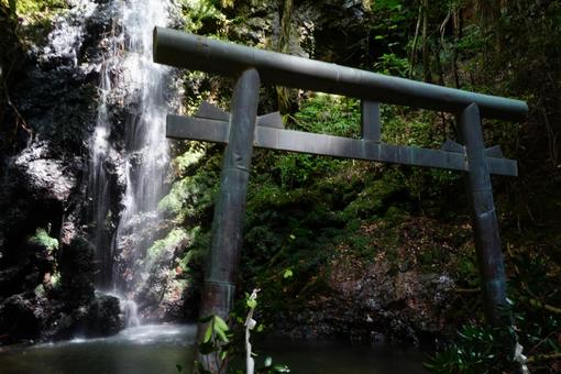 静かに流れ落ちる滝の水 静かに流れ落ちる滝の水の写真