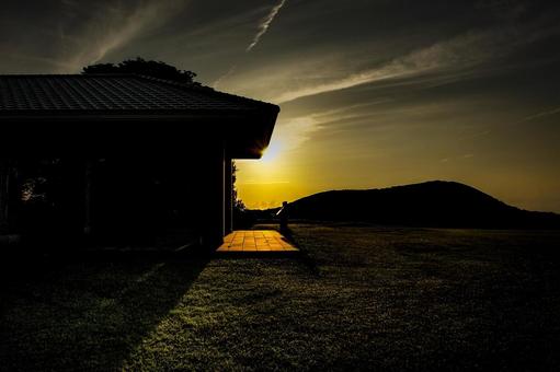 <素材>夕暮れの鬼岳山頂付近の風景 <素材>夕暮れの鬼岳山頂付近の風景の写真