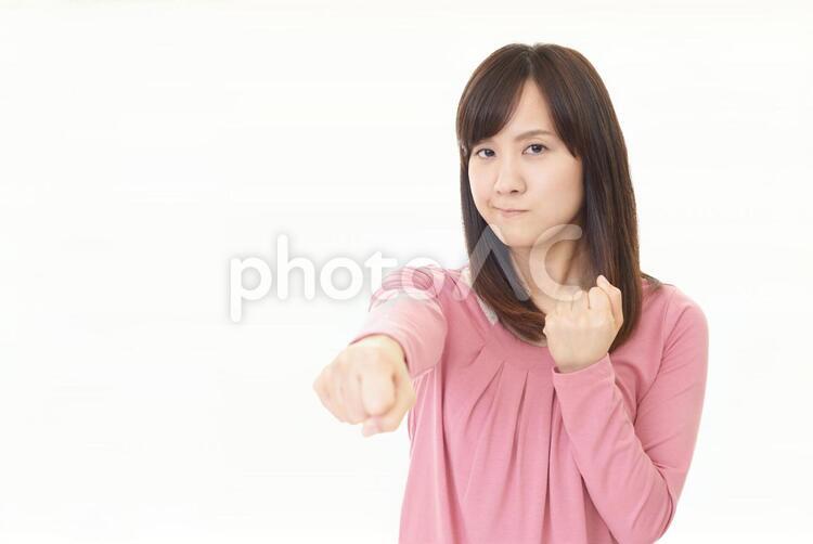 怒った表情の女性 女性,女,パンチの写真素材