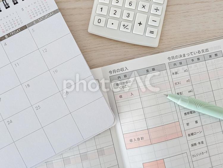 家計簿とカレンダー 家計簿,家計,生活費の写真素材