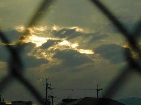 フェンスの向こうの夕暮れ 夕暮れ,フェンス,夕の写真素材