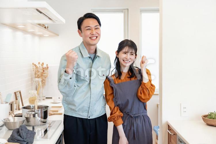 業者にキッチンをみてもらう主婦 メンテナンス,リノベーション,換気扇の写真素材