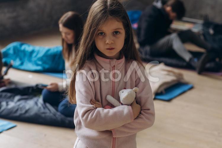 腕を組む女の子と後ろに男性と女性 女の子,人物,腕を組むの写真素材