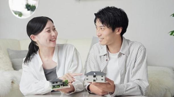 不動産を比較するアジア人カップル 不動産,検討,比較の写真素材