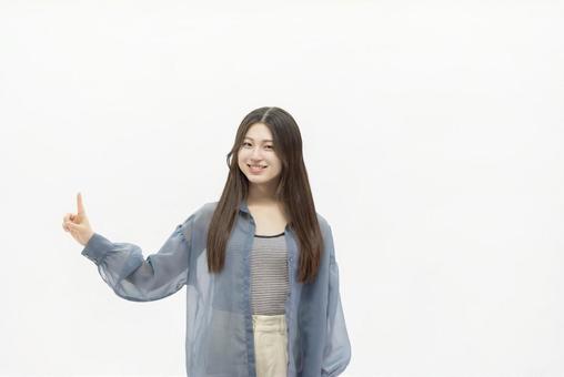 指差しをする女子大生 指差しをする女子大生 女性,人物,指差しの写真素材