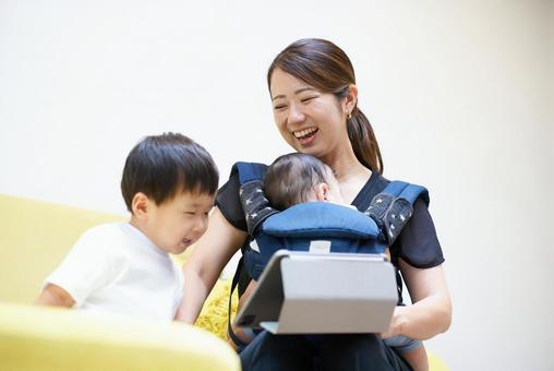 タブレットPCの画面を見る親子 タブレットPCの画面を見る親子 親子,タブレット,タブレットpcの写真素材