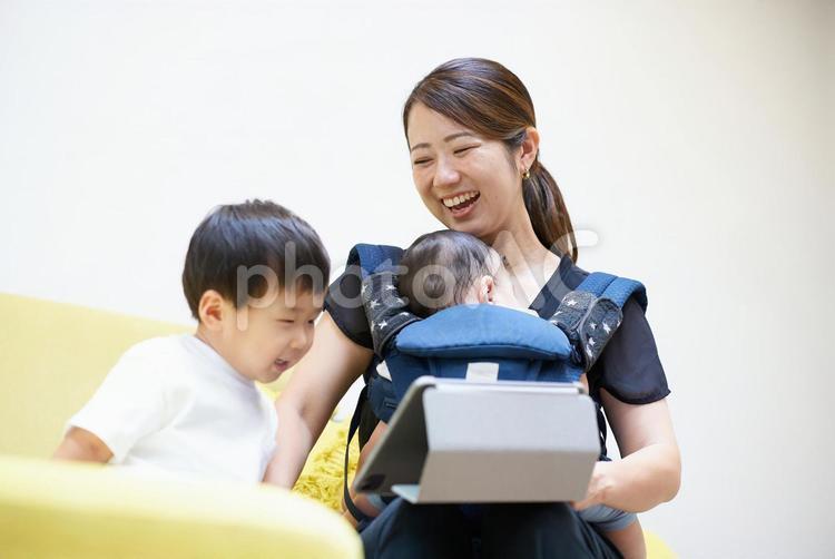 タブレットPCの画面を見る親子 親子,タブレット,タブレットpcの写真素材