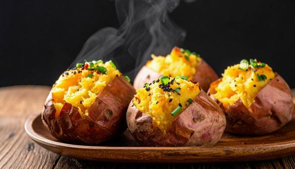 ほくほくと熱々で美味しそうなさつまいも ほくほくと熱々で美味しそうなさつまいもの写真