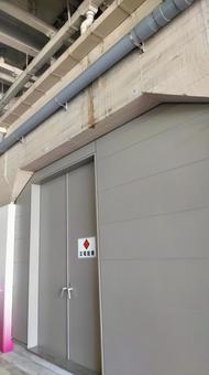 高架下の受変電室扉 高架下の受変電室扉の写真