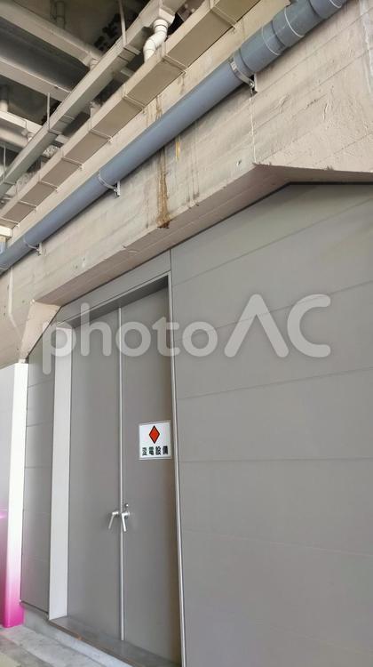 高架下の受変電室扉 梅田,高架下,建物の写真素材