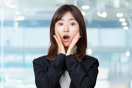 驚く女性・ビジネスウーマン 驚く女性・ビジネスウーマン 女性,驚く,ビジネスの写真素材