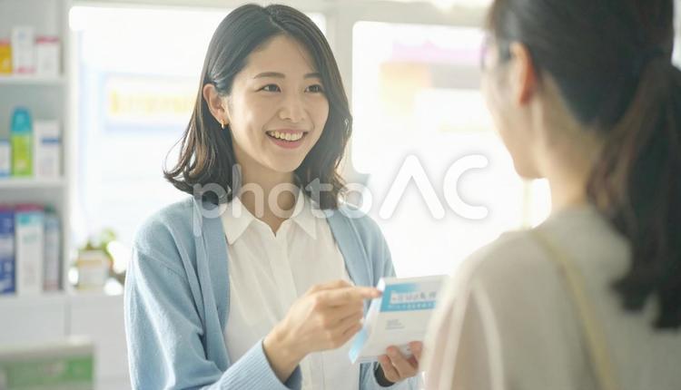 笑顔で接客する働く薬剤師 薬局,薬剤師,薬の写真素材
