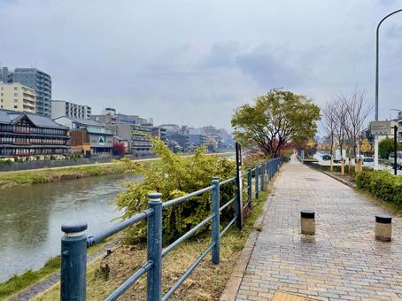 秋雨の鴨川五条河原 五条,五条河原,鴨川の写真素材