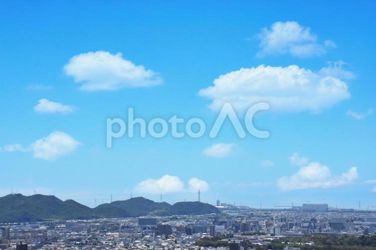 真っ青な空と雲と街並み 空,雲,街並みの写真素材