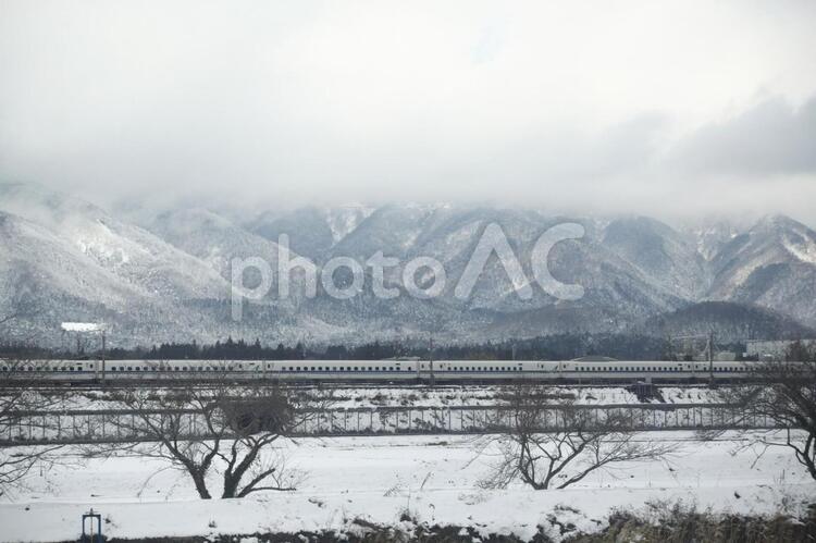 冬の山と新幹線の風景 山,新幹線,雪の写真素材