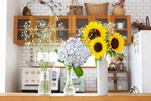花を飾ったオシャレなキッチン 花を飾ったオシャレなキッチン 花,花瓶,キッチンの写真素材