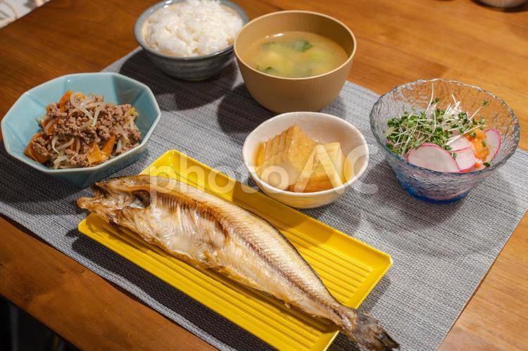 焼き魚と和食のおかずが並ぶ食卓 食卓,和食,焼き魚の写真素材