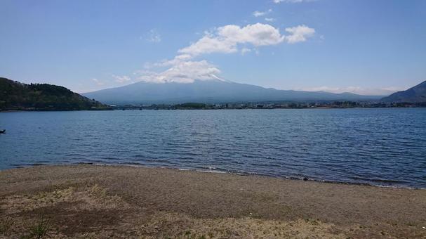 湖から見える富士山の写真