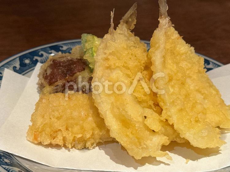 揚げたて熱々の天ぷらの盛り付け 天ぷら,和食,日本料理の写真素材