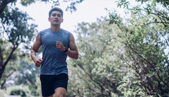 ジョギングする日本人男性 ジョギングする日本人男性の写真